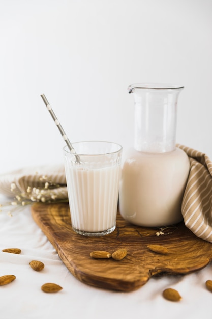 Botella y vaso de leche con nueces