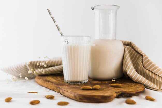 Botella y vaso de leche con nueces