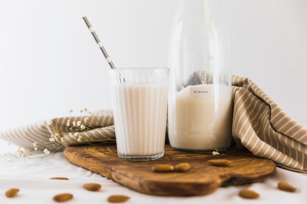 Botella y vaso de leche con nueces