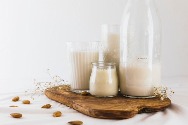 Botella y vaso de leche con nueces