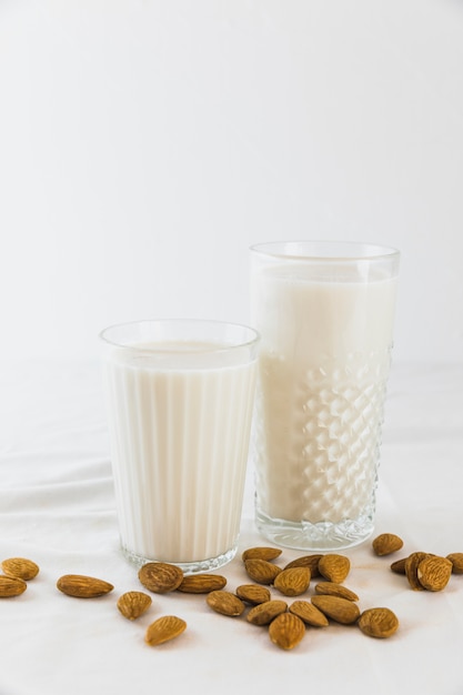 Botella y vaso de leche con nueces