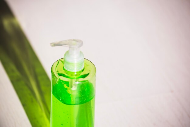 Botella verde con jabón