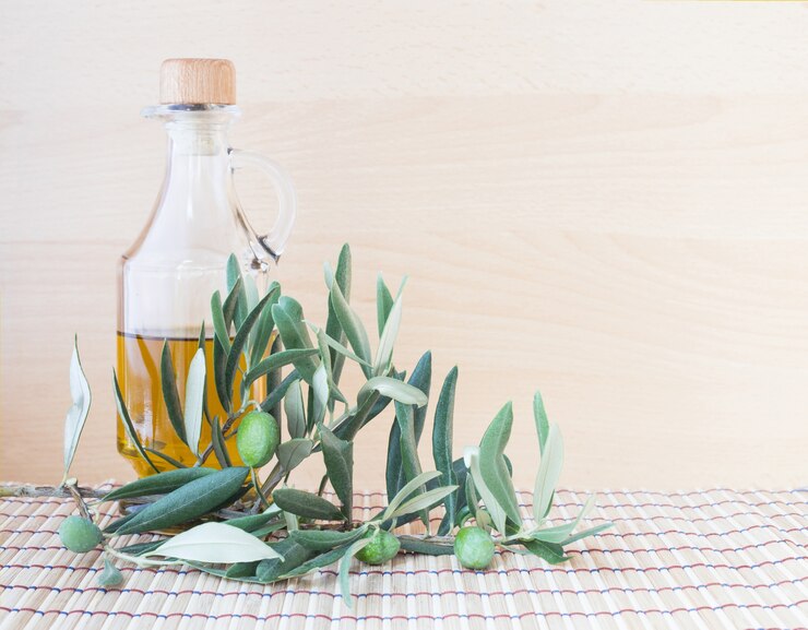 Foto gratuito botella de vidrio de aceite de oliva.