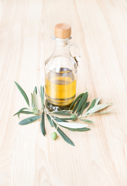 Botella de vidrio de aceite de oliva.