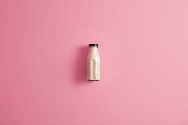 Botella de vidrio de leche blanca vegetariana sin lactosa a base de plantas para una nutrición saludable. Bebida nutritiva orgánica casera hecha de coco, soja, avena o anacardo. Bebida alternativa fresca