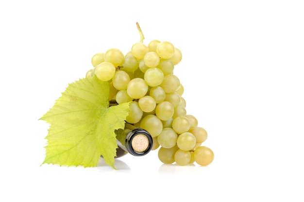 Botella de vino blanco y uvas aisladas en blanco