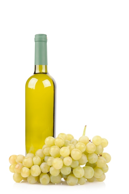 Botella de vino blanco y uvas aisladas en blanco