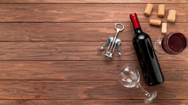 Botella de vino sobre fondo de madera