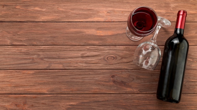 Botella de vino sobre fondo de madera