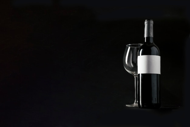 Foto gratuita botella de vino y vaso vacío