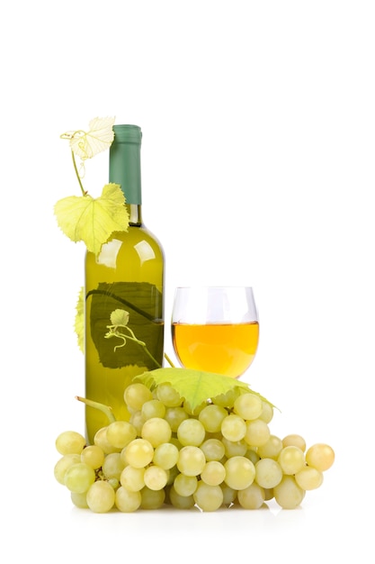 Foto gratuita botella de vino, vidrio y uvas aislado en blanco