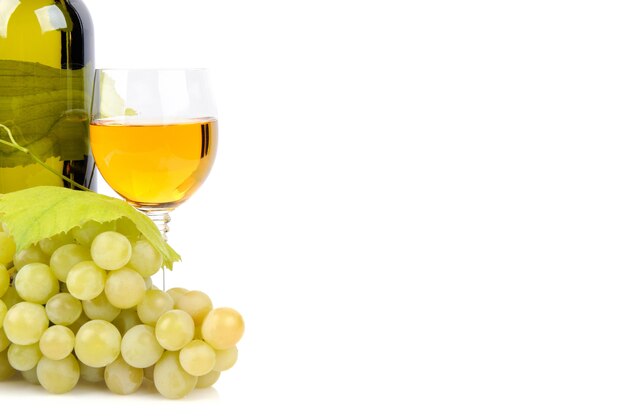 Botella de vino, vidrio y uvas aislado en blanco