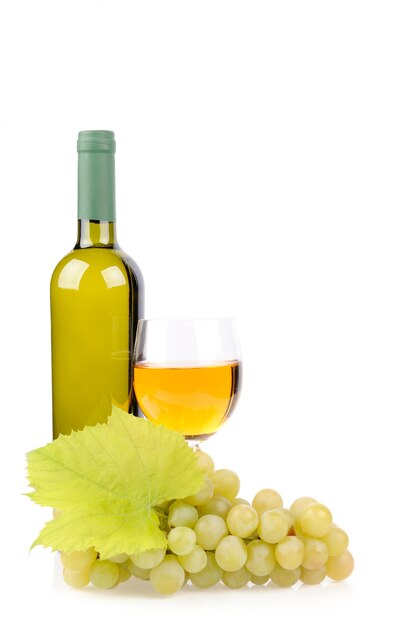 Botella de vino, vidrio y uvas aislado en blanco