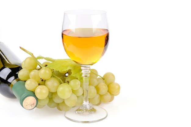 Botella de vino, vidrio y uvas aislado en blanco