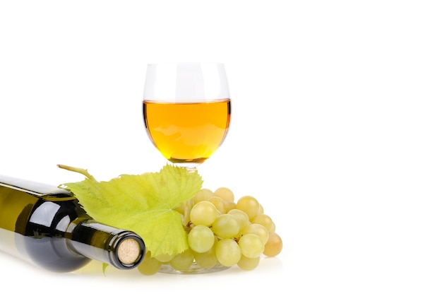 Botella de vino, vidrio y uvas aislado en blanco