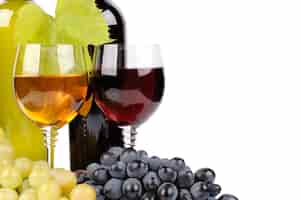 Foto gratuita botella de vino, vidrio y uvas aislado en blanco