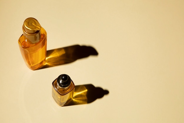 Botellas de aceite esencial sobre fondo liso