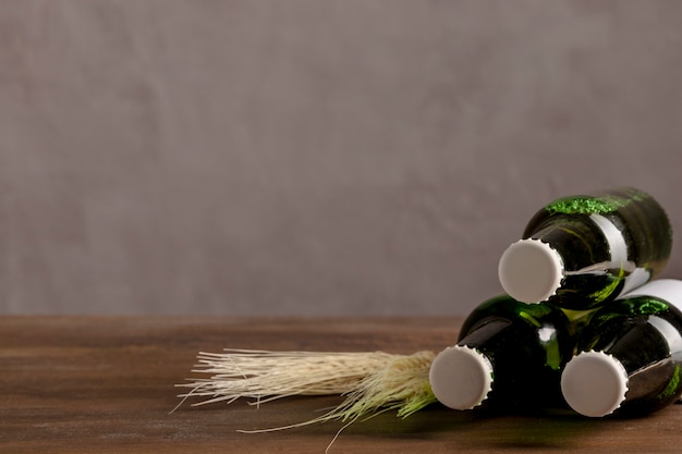 Foto gratuita botellas alcohólicas verdes en etiqueta blanca en mesa de madera