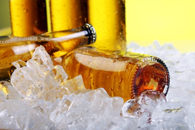 Botellas de cerveza fría y fresca con hielo.