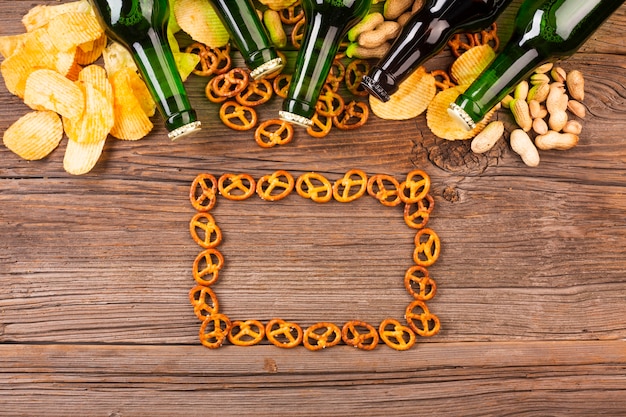 Botellas de cerveza con marco de pretzels