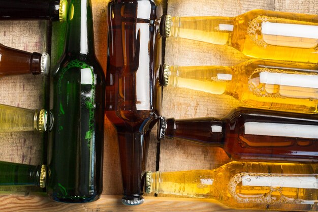 Botellas de cerveza en una mesa de madera