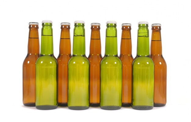 Botellas de cerveza verdes y marrones