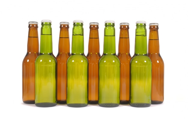 Botellas de cerveza verdes y marrones