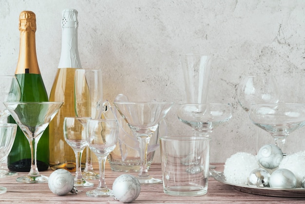 Botellas de champagne con copas sobre la mesa