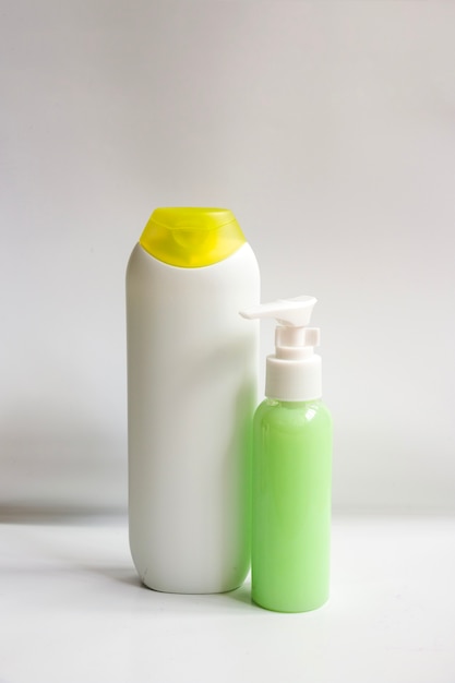 Foto gratuita botellas de champú y jabón