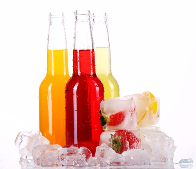 Botellas con cóctel colorido y hielo