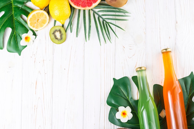 Foto gratuita botellas de colores con bebidas y varias frutas.