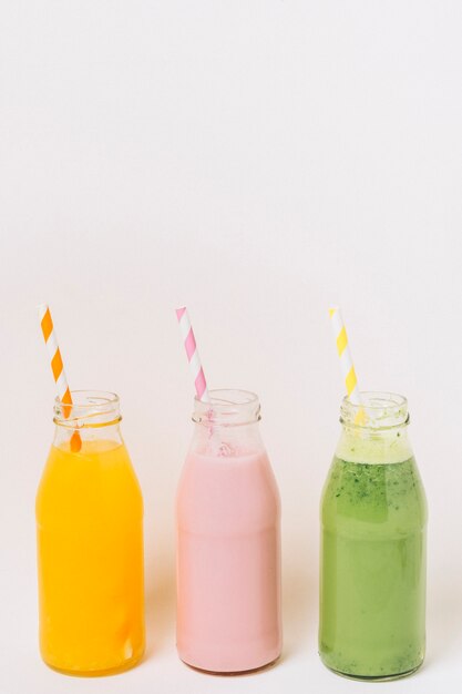 Botellas coloridas con batidos de frutas.