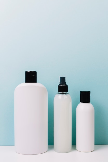 Foto gratuita botellas de cosméticos en blanco