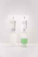 Foto gratuita botellas de gel de ducha y champú verde