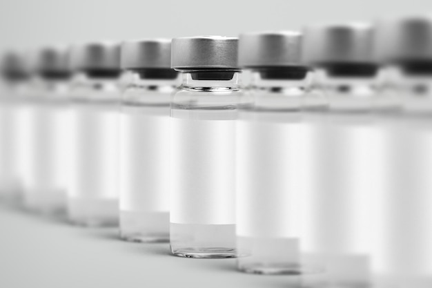 Botellas de inyección de vacunas con etiqueta blanca seguidas
