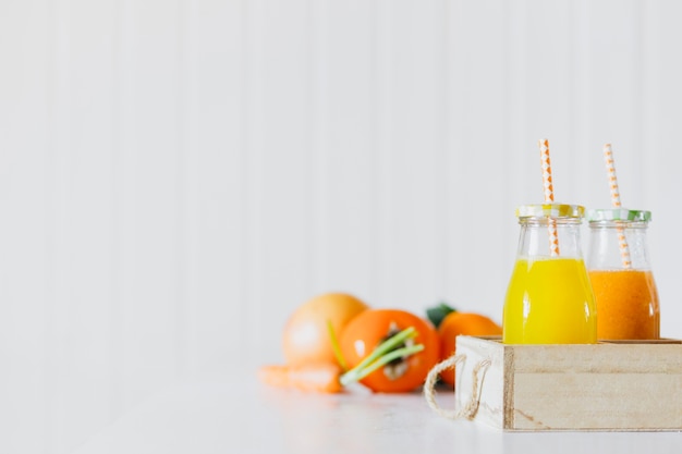 Botellas con jugo en caja