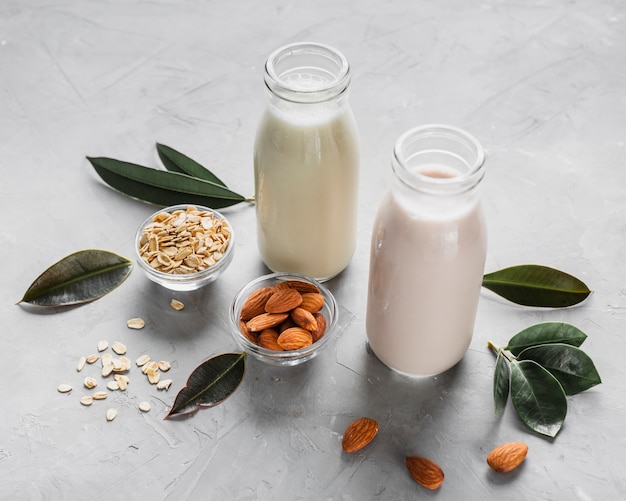 Botellas de leche de alto ángulo con almendras y avena