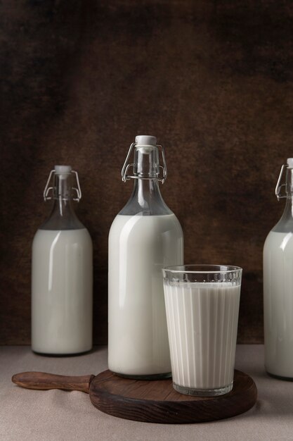 Botellas de leche arreglo naturaleza muerta