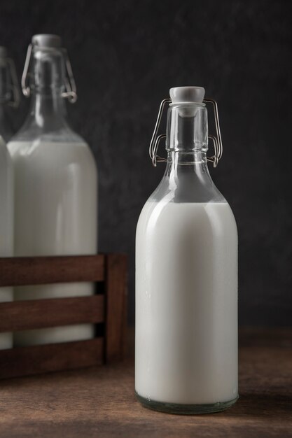 Botellas de leche arreglo naturaleza muerta