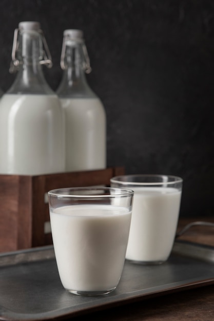 Botellas de leche arreglo naturaleza muerta