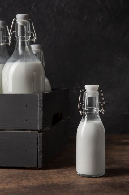 Botellas de leche arreglo naturaleza muerta