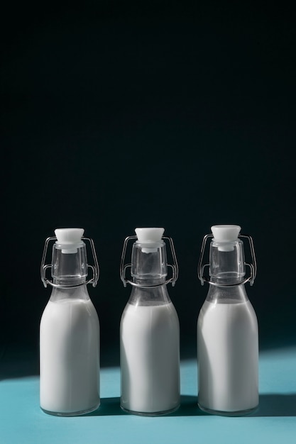 Botellas de leche arreglo naturaleza muerta