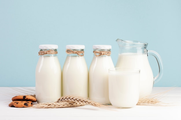 Foto gratuita botellas de leche fresca con galletas americanas.