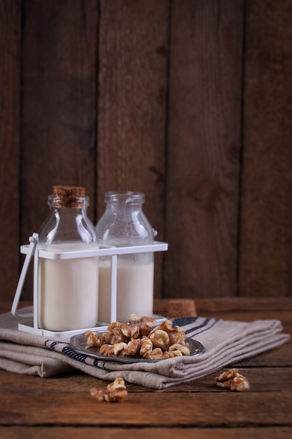 Foto gratuita botellas de leche y nueces