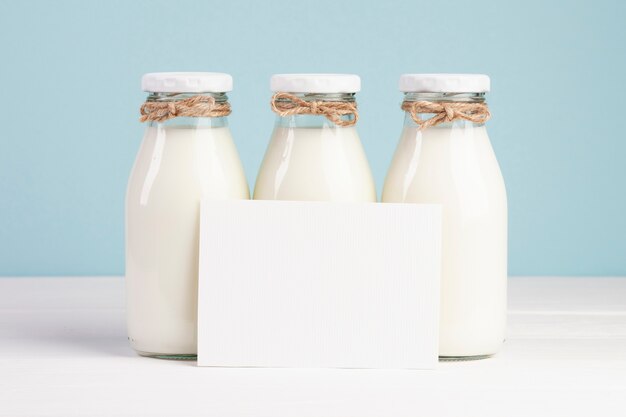 Botellas de leche y tarjeta de espacio de copia.