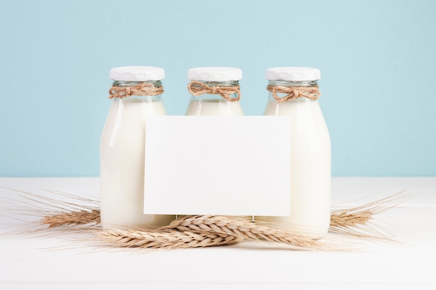 Botellas con leche y tarjeta de espacio de copia.