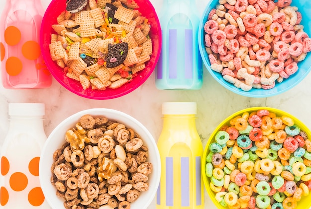 Foto gratuita botellas de leche con tazones de cereal en mesa de luz