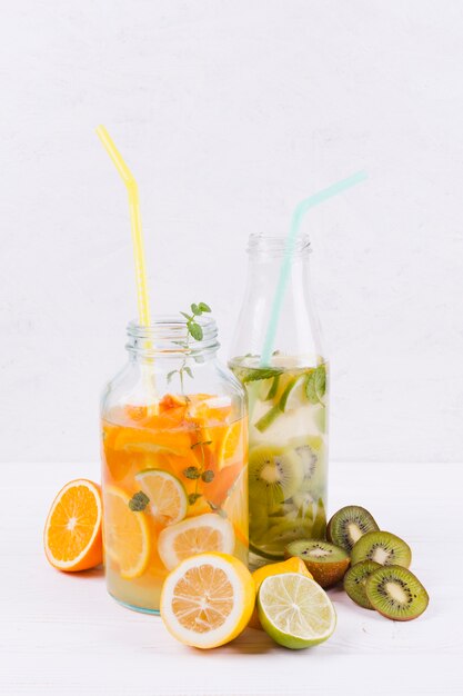 Botellas con limonada casera fresca.