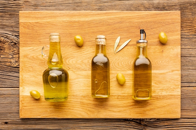 Foto gratuita botellas de olivo aceitunas amarillas y hojas