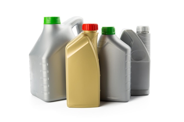 Botellas de plástico de aceites de automóvil aislado en blanco